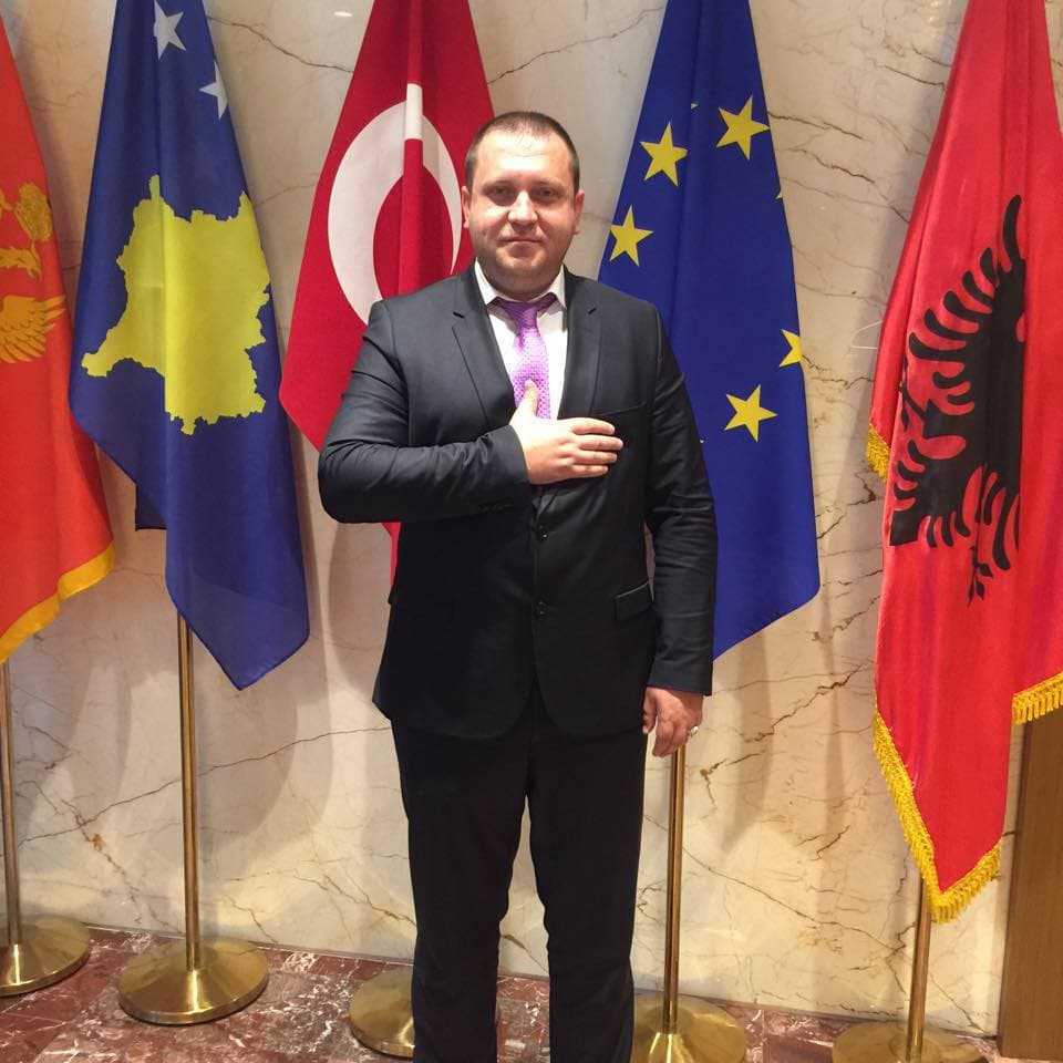 Të dashur socialistë e rilindas!Lideri juaj është një mashtrues i niveleve ndërkombetare.