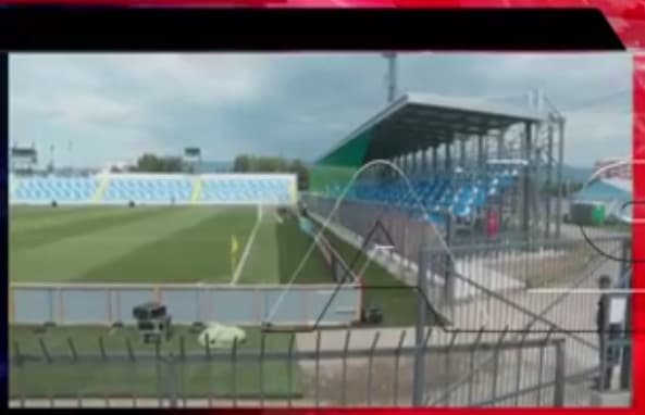 Stadiumi  ku luan kombetarja jone eshte i rrethuar me tela