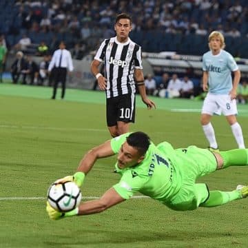 I priti penalltinë Dybala, mediat italiane: Strakosha një “Superman”