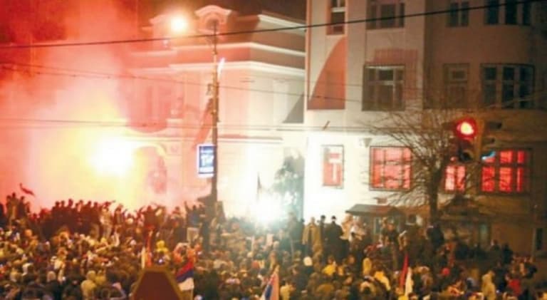 Dënime me kusht për djegien e ambasadës amerikane në Beograd