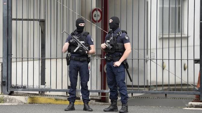 Francë, makina merr përpara studentët, tre të plagosur