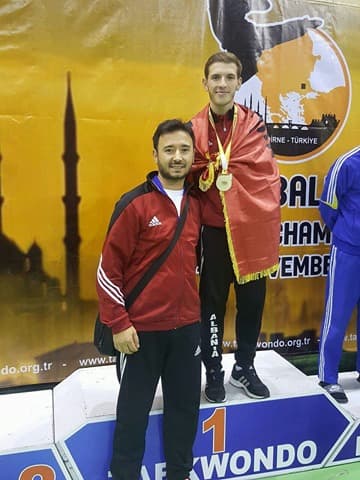 Kush është 20-vjeçari shqiptar që “rrëmbeu” medaljen e arit  te Taekwondos
