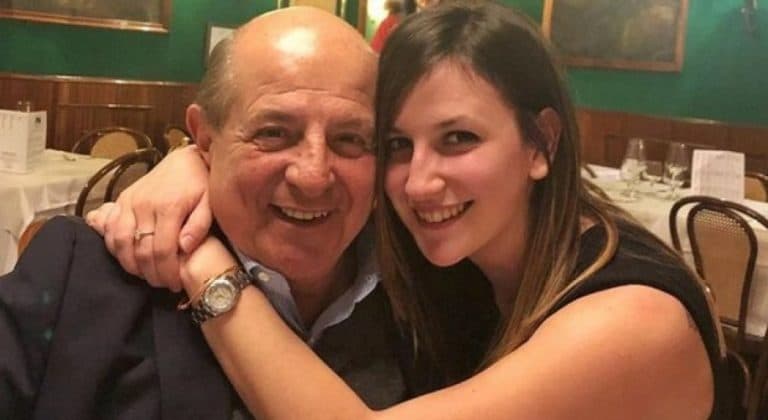 Prezantuesi i njohur 71-vjeçar me të dashur 22-vjeçare