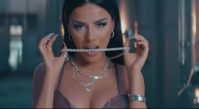 Tayna ndriçon e tëra, thekson belin në veshjen seksi