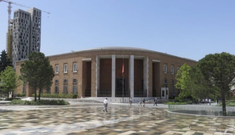 Pandemia e Covid-19 ‘alarmon’ Bankën e Shqipërisë: 40% e parave jashtë bankave, shqiptarët mbajnë 2.6 miliardë euro ‘në shtëpi’