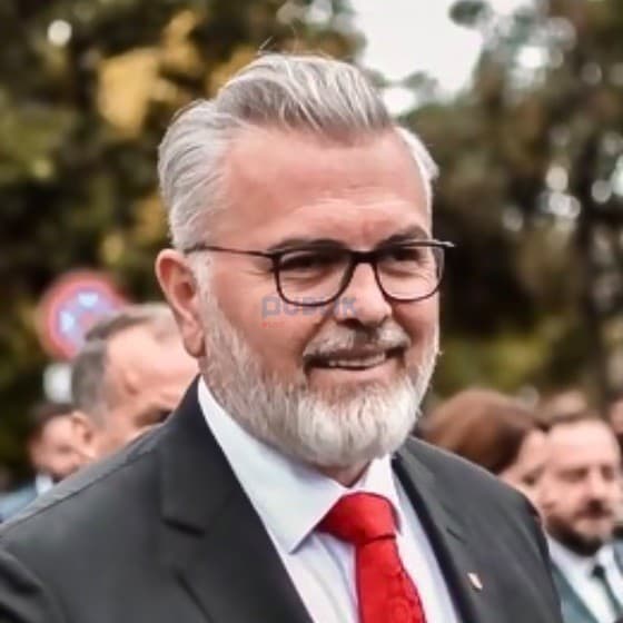 Historinë sot ç’na e kalli<br>Toni Gogu e Spiropali<br>Hajredin Pasha e don Kishoti<br>Dolën shqiptar prej kah moti