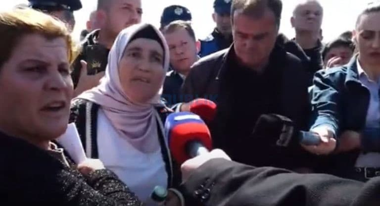 Tensione në protestën e Bërxullës, banorja akuzon policin: Më gjuajti me këpucë dhe gjunjë, e kam shenjën në trup