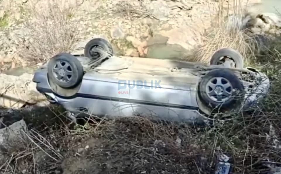 FOTO/ Makina e dy vajzave përmbyset në Laç
