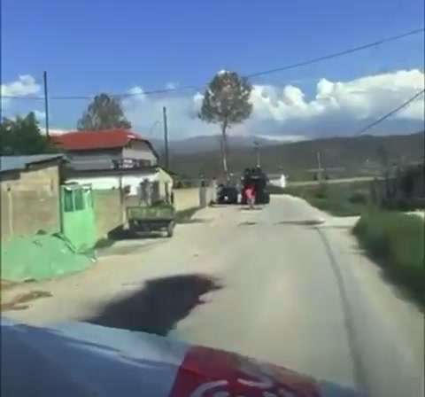 Qytetari denonon: Bashkia Pogradec  po mbush gropat për fushatë elektorale dhe nuk shtron rrugën!