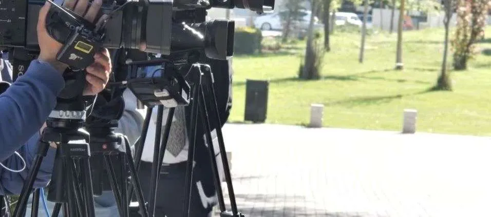 Shtohen sulmet dhe kërcënimet ndaj medias, VOA: Rama ka refuzuar disa herë t’u përgjigjet pyetjeve! I ka ndaluar gazetarët të ndjekin takimet e tij
