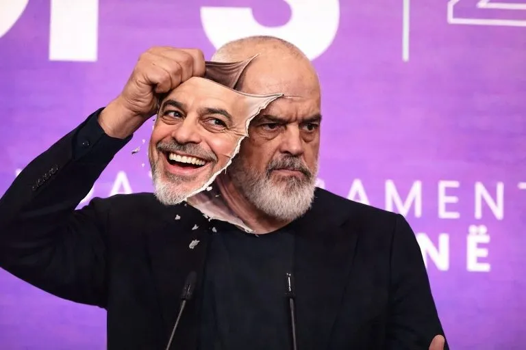 Sulltani sot e hoqi maskën