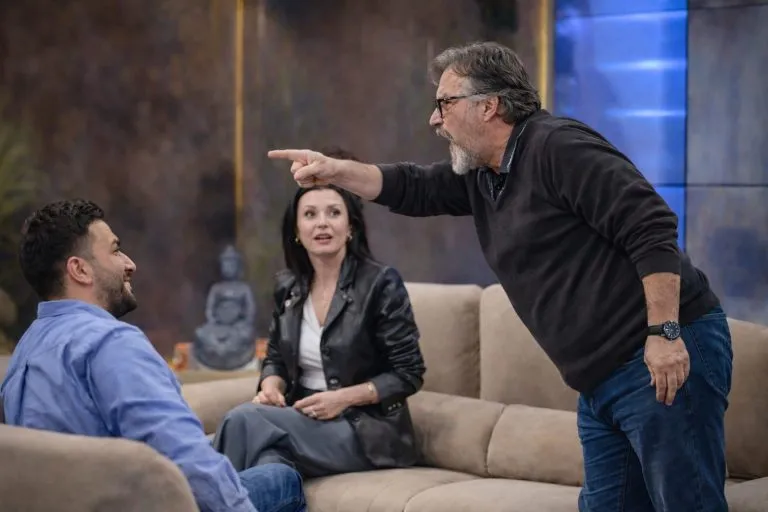 ‘Je rrotë k**i’, fotografi shpërthen keq ndaj Elton Tozajt (VIDEO)