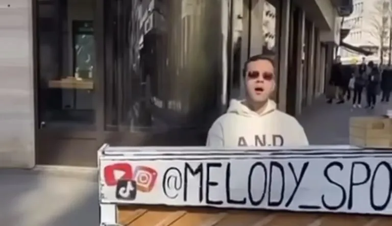 Ju prezantojmë me Stenaldon në…piano (VIDEO)