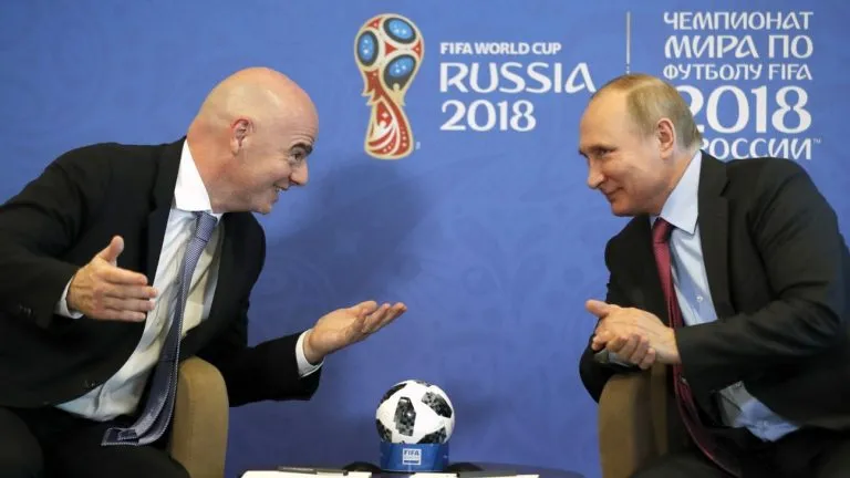 Kreu i FIFA-s bëhet ‘pishman’, Infantino i hap derën e rikthimit Rusisë