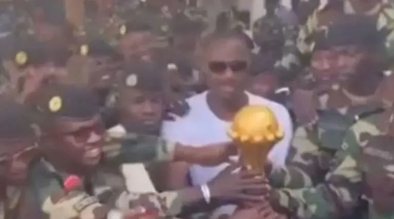CAF ia hoqi titullin kampion, Senegali ruan me ushtri trofeun e artë