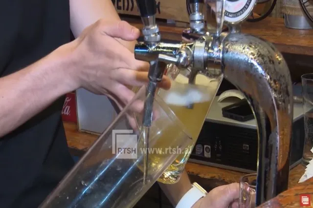 Të rinjtë braktisin alkoolin, bie konsumi në bare dhe restorante