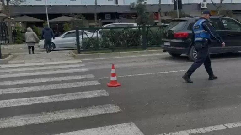 Makina përplas 57-vjeçaren, largohet me shpejtësi nga vendngjarja