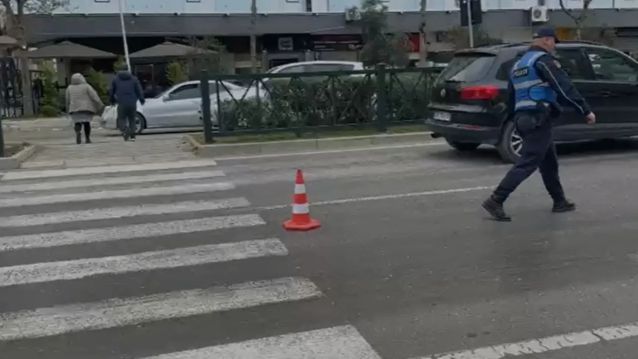 Makina përplas 57-vjeçaren, largohet me shpejtësi nga vendngjarja