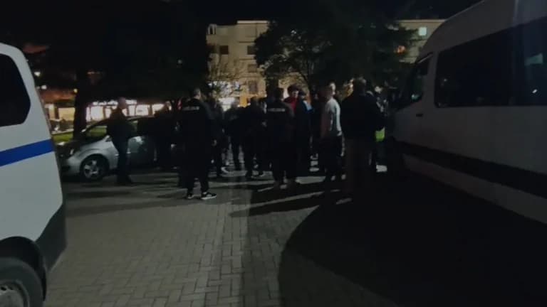 Plas sherri në ndeshjen Teuta–Besëlidhja, lojtarë dhe tifozë të përfshirë