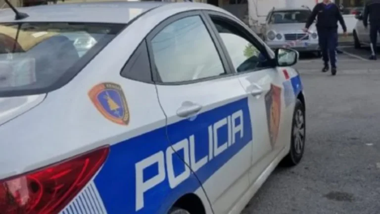 Shoferja përplas policin rrugor në Durrës, efektivi përfundon në spital