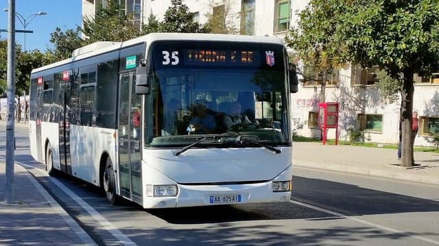 Nga nesër thuajse përgjysmohet flota e transportit publik