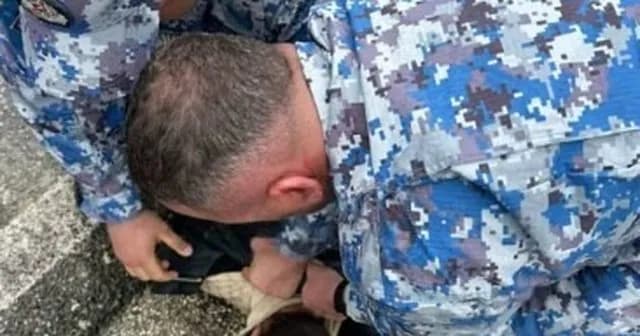 Një person përplas 4 makina në Rinas, del me hanxhar dhe terrorizon vendin