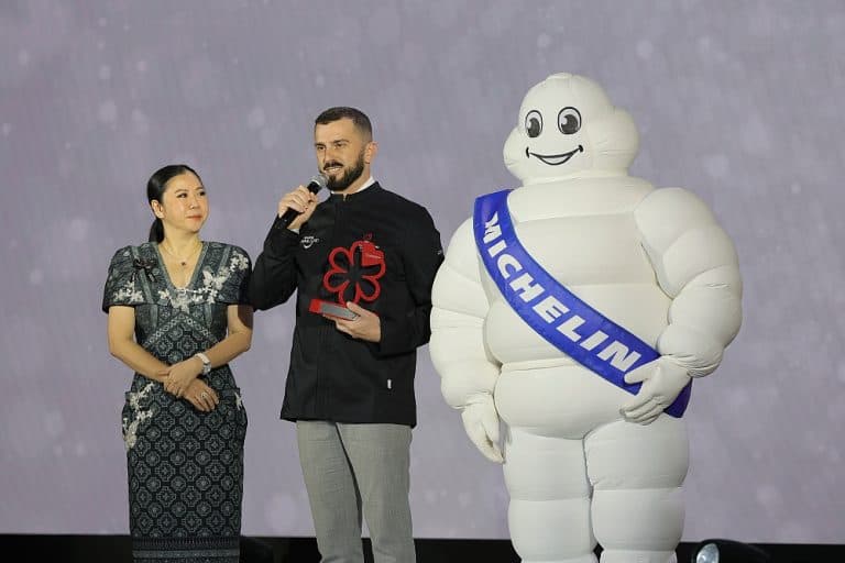 Si një shqiptar u shpall fitues i çmimit të shërbimit në Tajlandë