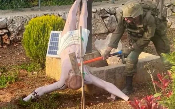 Ushtar izraelit godet me çekan statujën e Krishtit në Liban