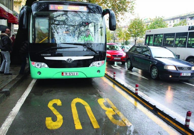 Reduktohet deri në 60% shërbimi i transporti publik në vend