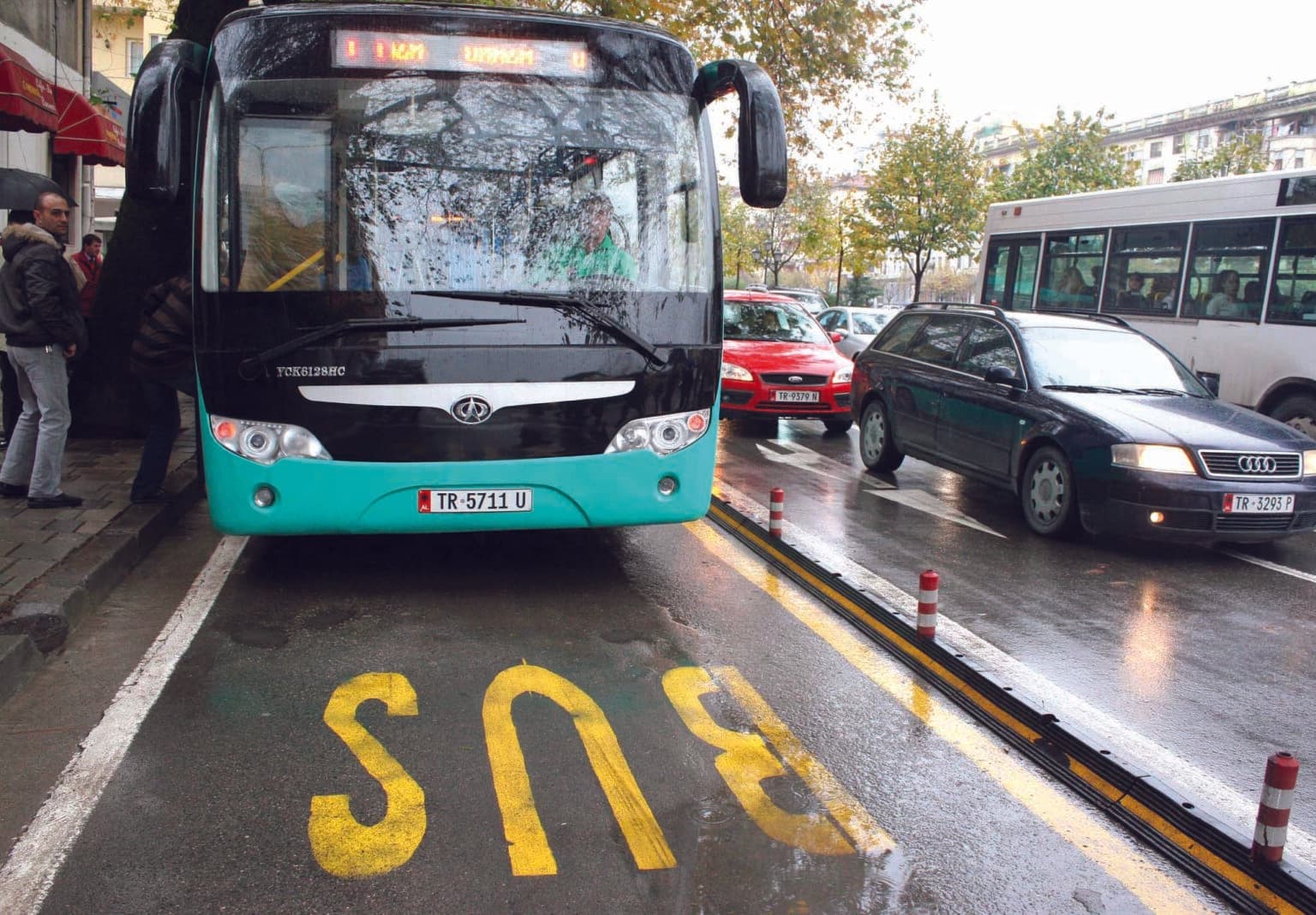 Reduktohet deri në 60% shërbimi i transporti publik në vend