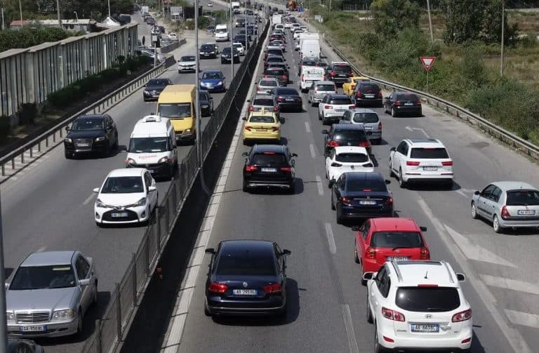 Shqipëria kundër Europës: Makinat me naftë dominojnë në rrugë