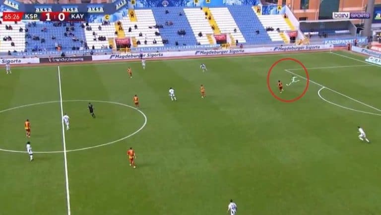Spektakël ‘i çmendur’ portieri shënon nga porta në portë (VIDEO)