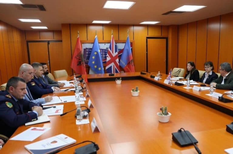 Ulet numri i emigrantëve ilegal, Britania vlerëson Policinë Shqiptare