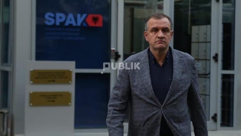 Ilir Beqaj bëhet “i përkëdheluri” i GJKKO, del nga kafazi prej xhami