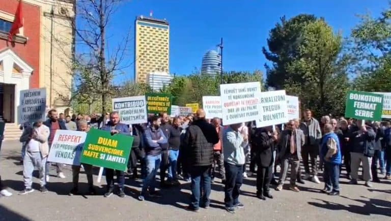 Fermerët në protestë para Ministrisë kundër skemës për bujqësinë