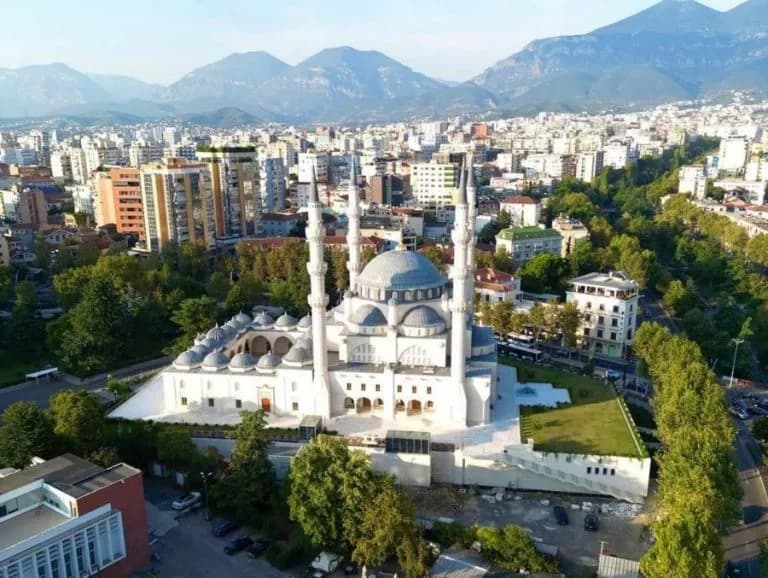 Qeveria ‘hap thesin’ për komunitetet fetare, ja si ndahen paratë