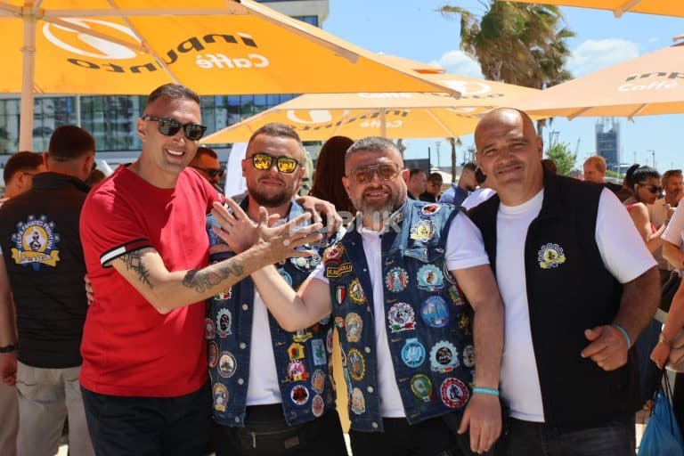 Të apasionuarit e Vespa-s nga 17 shtete zbarkojnë në Durrës