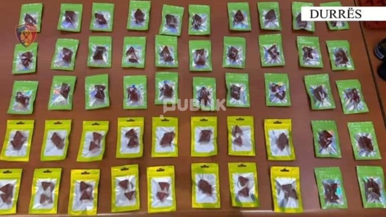 Shisnin drogë pranë shkollave, 9 të arrestuar në Durrës