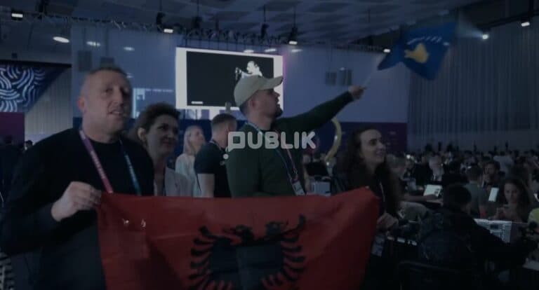 Alis këndonte “Nân”, flamuri i Kosovës “tërbon” serbët