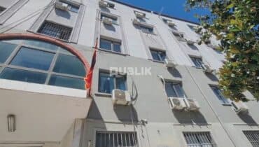 Rrezik në Gjykatën e Durrësit! Shembet fasada, mermeri përfundon në trotuar