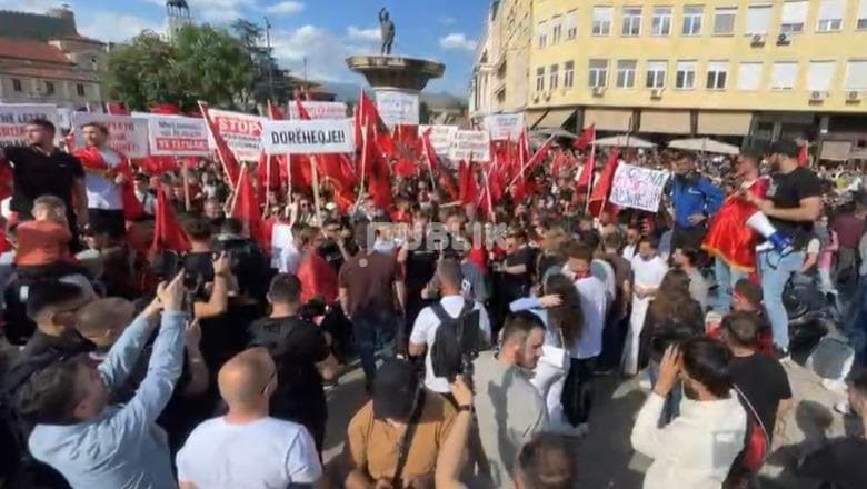 Me mijëra studentë dhe qytetarë shqiptarë protestojnë në Shkup