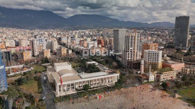 Qytetarëve u duhen 18.6 vite për të blerë një apartament në Tiranë