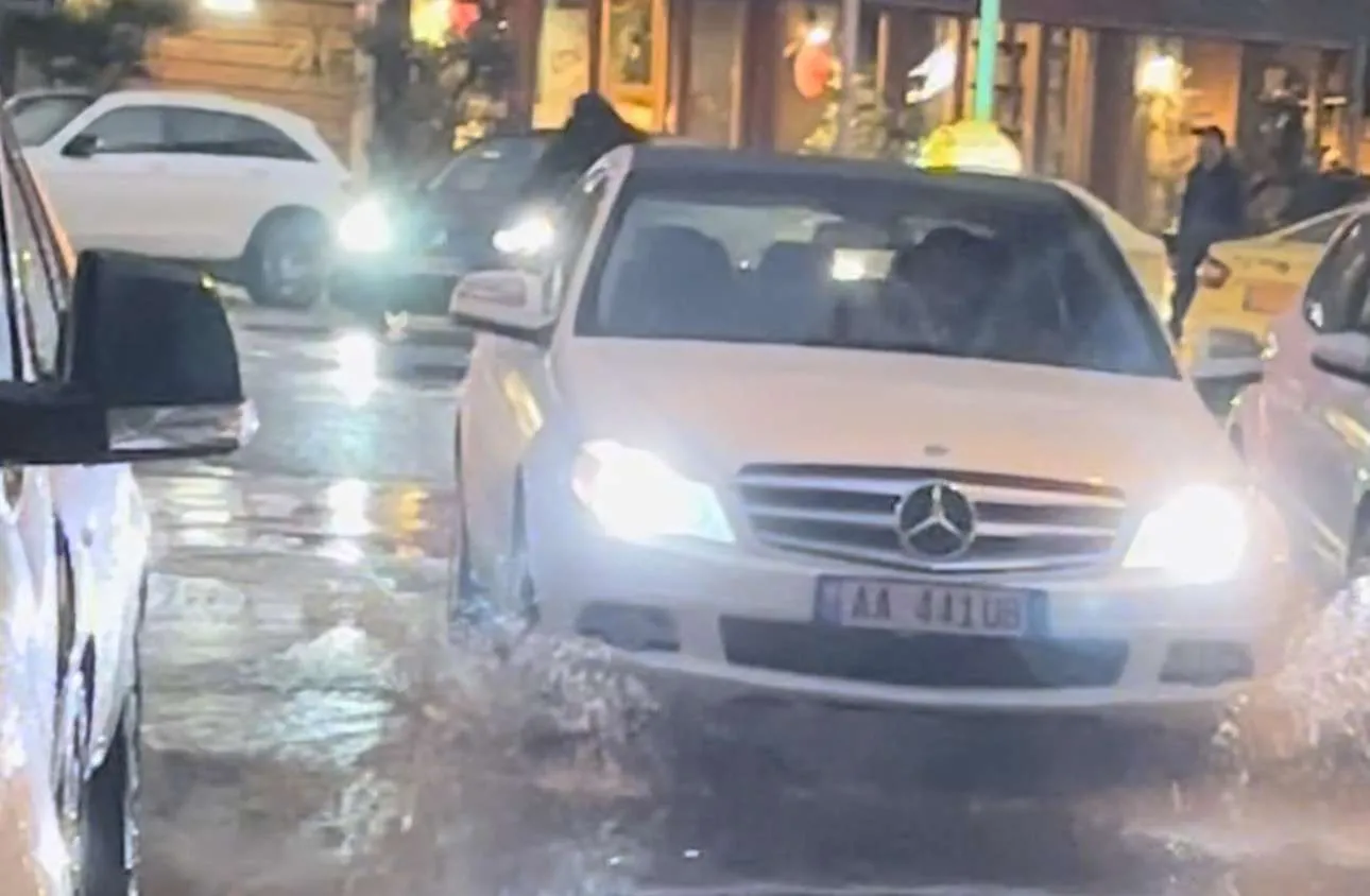 VIDEO/ Qendra e Tiranës përmbytet nga shiu
