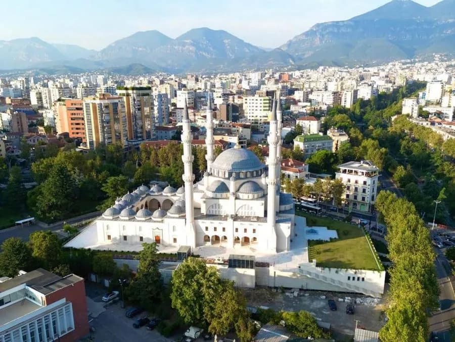 Qeveria ‘hap thesin’ për komunitetet fetare, ja si ndahen paratë