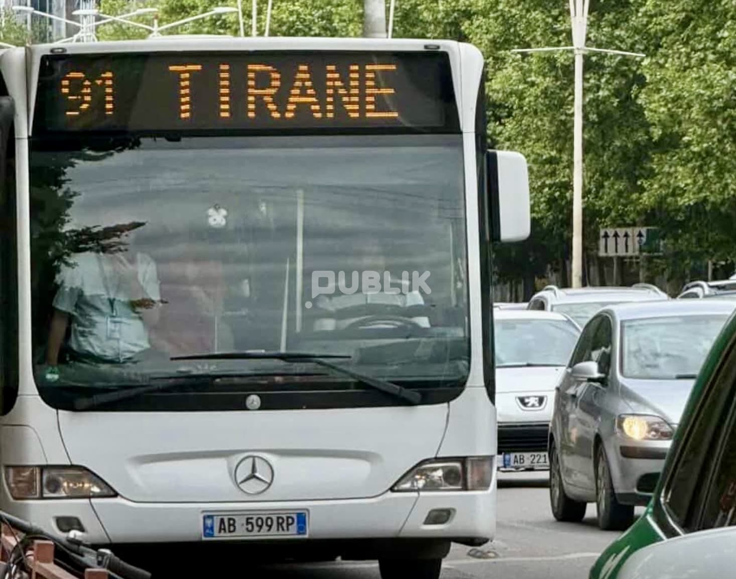 ALARMANTE/ Denoncimi: “Mami mbeti mes dyerve të autobusit”